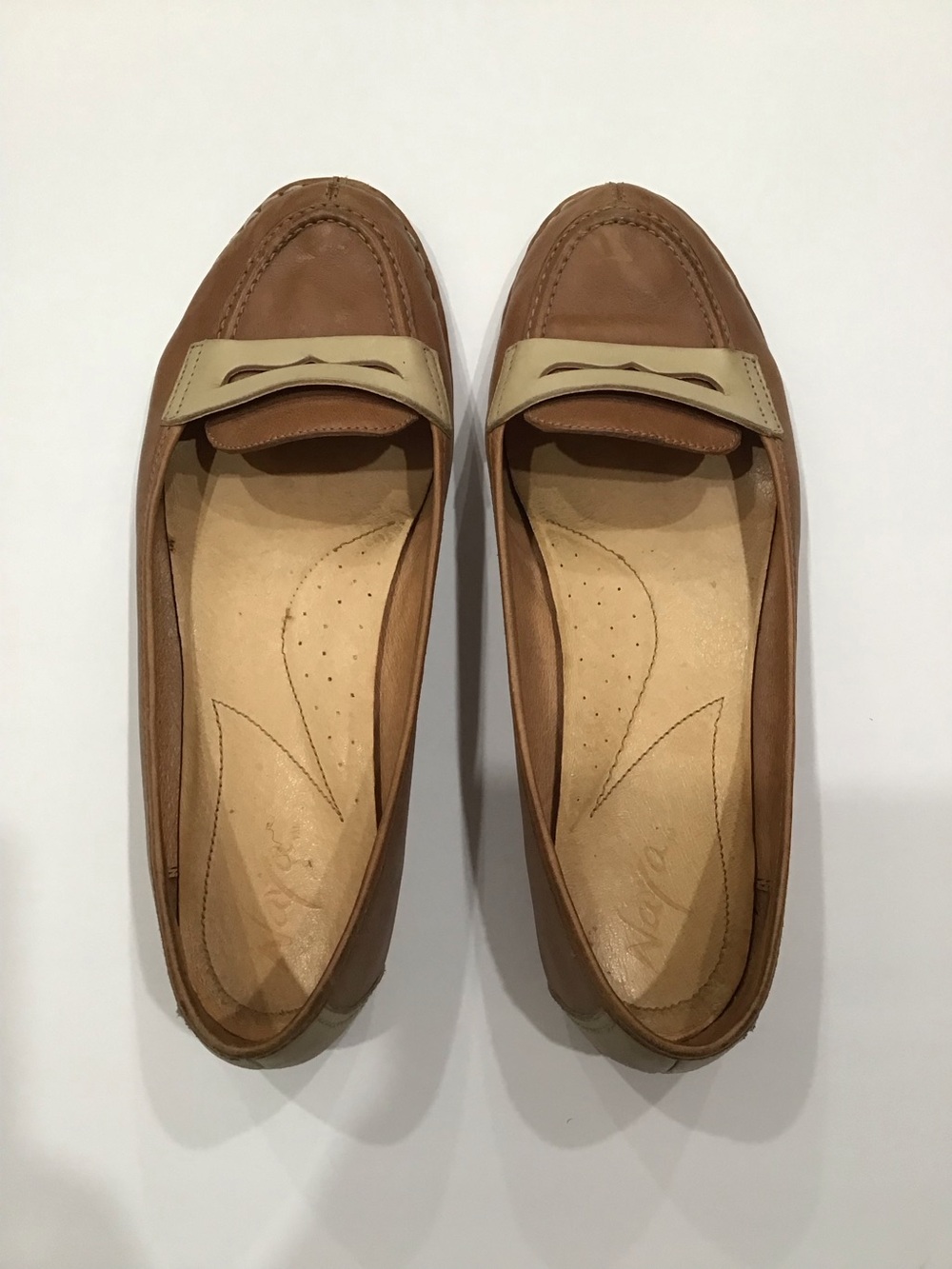 Naturalizer Two-Tone Tan & Cream Leather Loafers